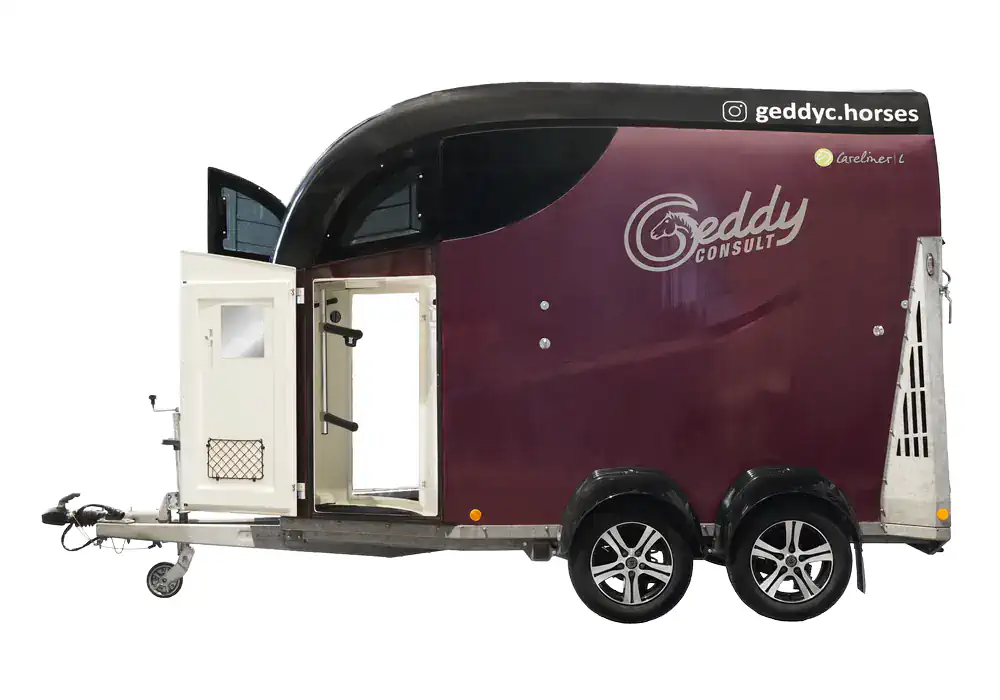Pferdeanhänger Bücker Carline L Seitenansicht mit geöffneten Türen - zum Mieten bei Geddy Consult GmbH